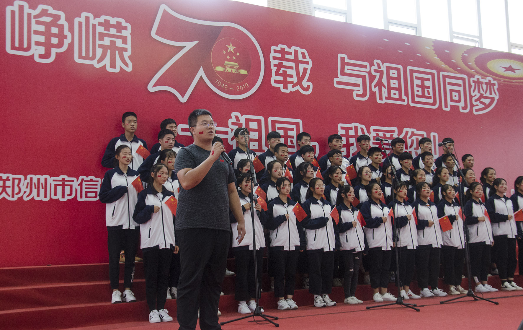 同学们激情为祖国歌唱 (3)