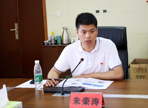 （2）教务处副主任朱荣涛从学校基本情况、办学指导思想等五个方面进行具体介绍和分析