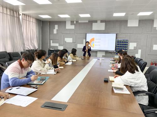 班主任老师在参加郑州市职业教研室副主任牛晓红作的专题培训