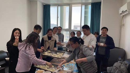 年级组织教师开展“温馨过冬至”包饺子活动