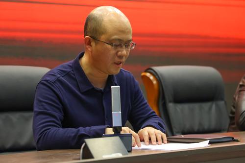王宏亮宣读《中共大奖88pt99委员会“党员先锋岗”创建活动方案》