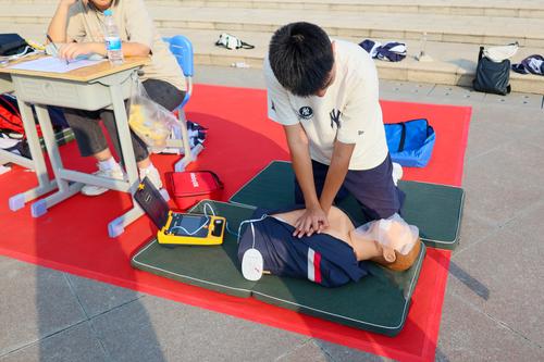 ３.红十字社团为同学们展示心肺复苏
