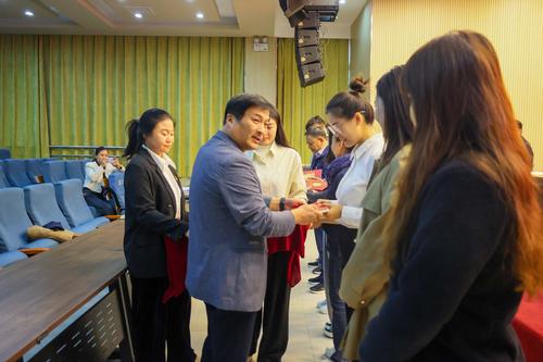 3副校长郑棣为过“政治生日”党员颁发贺卡和书籍