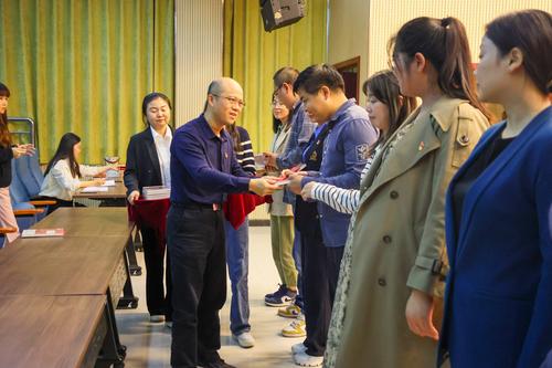 4副校长王宏亮为过“政治生日”党员颁发贺卡和书籍