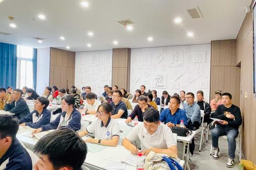 3.来自郑州市高中第三教研共同体的40多位历史教师在听课