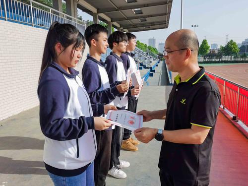 副校长王宏亮为获得国家奖学金的同学颁奖