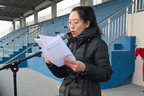 2团委书记李晓培宣读《学校关于同意陈紫茹等294名同学入团的决定》