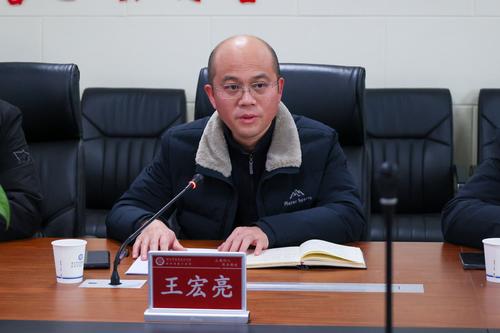 3副校长王宏亮对学校整体情况做详细介绍