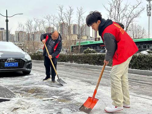 学生张楚衡参与社区除雪志愿服务活动