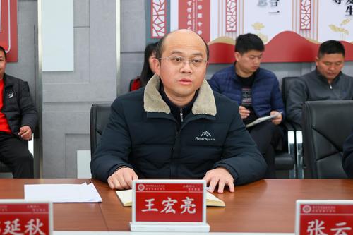 8副校长王宏亮对学校各方面的成绩与问题做详细汇报