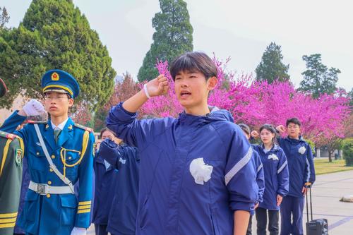 5-2217班团员学生孙浩然带领全体学生宣誓