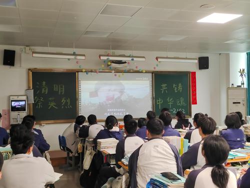 1.学生观看视频