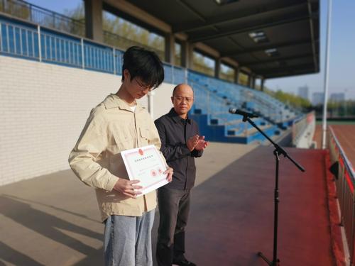 副校长王宏亮为王超杰颁发证书