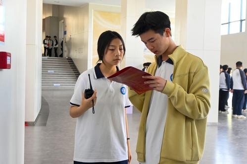 11学生干部刘诗雨、尹一博引导各班学生候场