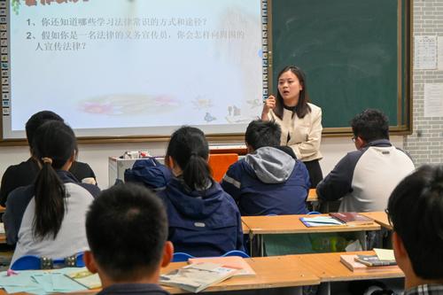 3学校心理辅导老师李月皎向同学们讲解心理健康相关知识